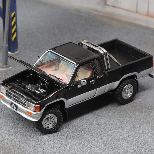 GCD 1:64 Toyota 1985 Hilux SR5 Xtracab Black/Silver
