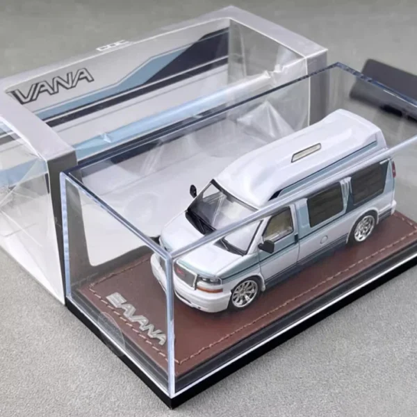 GOC 1:64 GMC Savana Cutaway Van