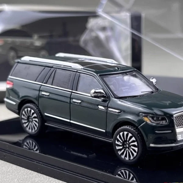 Shadow 1:64 Lincoln Green Navigator L SUV 603 Green