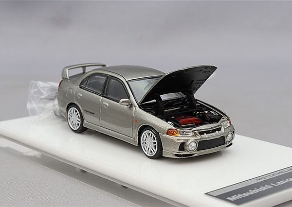 MotorHelix 1:64 Mitsubishi Lancer Evolution IV Silver