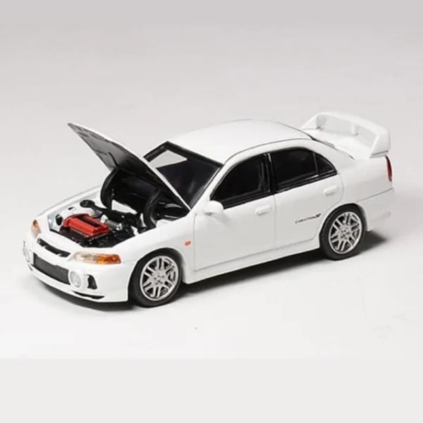 MotorHelix 1:64 Mitsubishi Lancer Evolution IV White