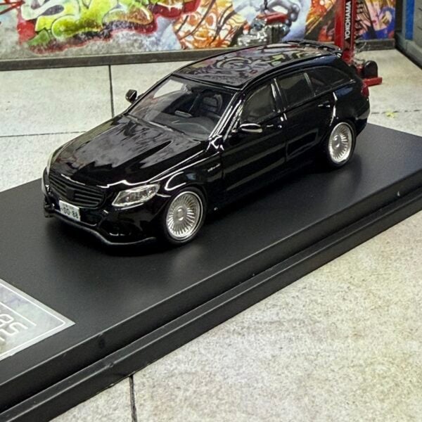 DCM 1:64 Mercedes-Benz C63S AMG Travel Version S205 Bearing Wheel Black Lowride