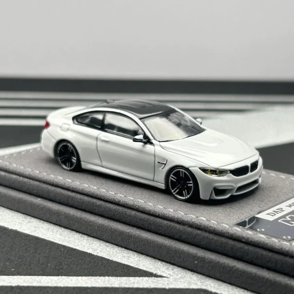 DAP Model 1:64 M4 F82 Coupe Snow Mountain White